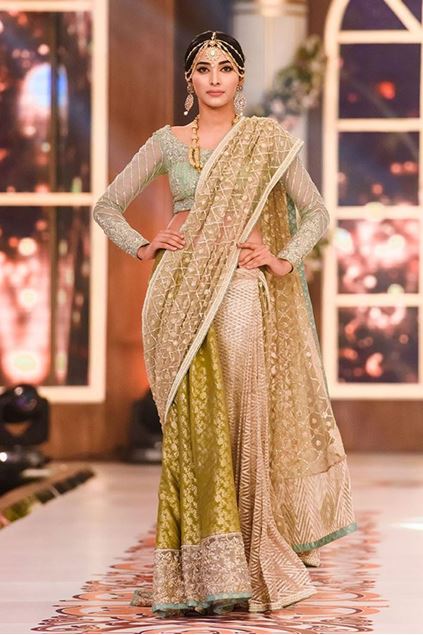 Picture of Beige Sari With Criss Cross Pattern